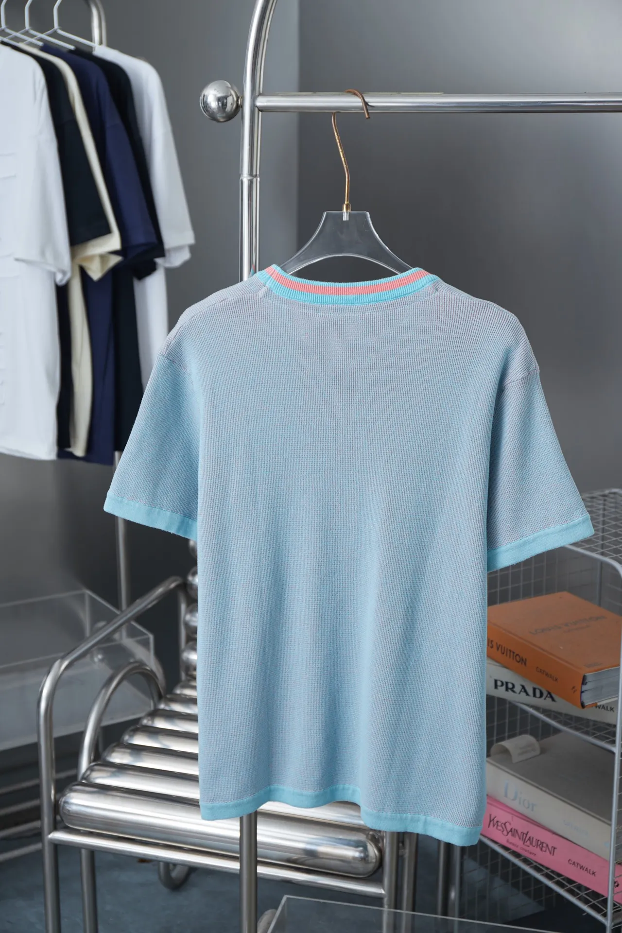 🅿️252 1V / Dolphin jacquard woolen short-sleeved shirt. This short-sleeved crew neck shirt is made of waffle plaid knitting to create a vibrant collision of bright colors, exuding a strong summer beach atmosphere. An intarsia 1V Dolphins logo on the chest nods to American neon signage, and a tonal striped ribbed collar completes the design.  14S fine-needle pure cotton jacquard short sleeves are made of high-quality pure cotton material and made with fine weaving technology. Pure cotton material not only has good sweat absorption and breathability, but also has a soft, breathable texture and is comfortable and close-fitting.  Imported jacquard machines are used to weave the pieces, and the jacquard effect is more delicate and realistic. The high-precision weaving technology of the jacquard machine enables precise control of every stitch and thread, thereby creating exquisite jacquard patterns. The wool's environmentally friendly color-fixing and dyeing technology has high color fastness and is not easy to fade; it is treated with soft washing technology and feels softer and more comfortable. S M L XL
